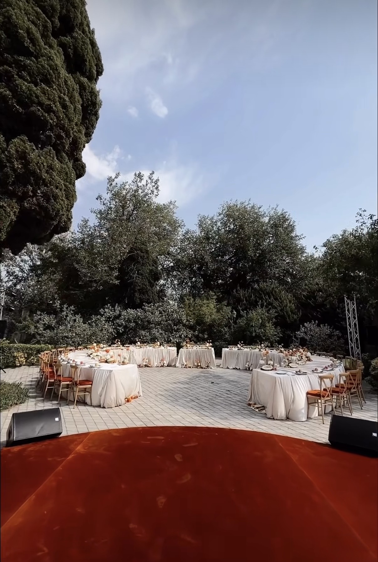 Floamor Baku — Narıncı Bağ Ziyafəti, şəkil 1